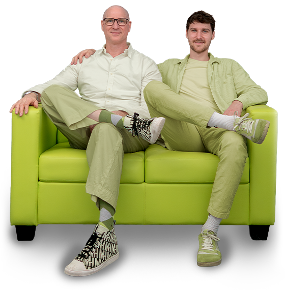 Tom und Daniel auf dem Sofa